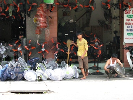 Hàng chống nắng, quạt phun sương “lên ngôi” - 2