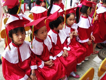 Ngộ nghĩnh bé mẫu giáo mặc áo "tân cử nhân" - 5
