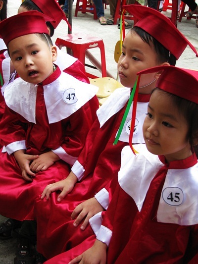 Ngộ nghĩnh bé mẫu giáo mặc áo "tân cử nhân" - 6