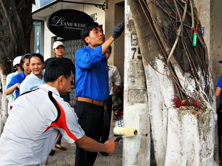 Hơn 300 tình nguyện viên ra quân xóa quảng cáo, rao vặt - 4