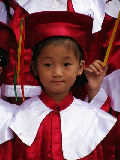 Ngộ nghĩnh bé mẫu giáo mặc áo "tân cử nhân" - 7