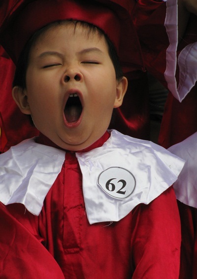 Ngộ nghĩnh bé mẫu giáo mặc áo "tân cử nhân" - 8