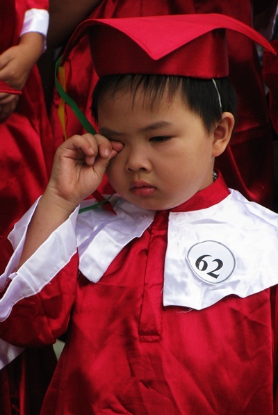 Ngộ nghĩnh bé mẫu giáo mặc áo "tân cử nhân" - 9