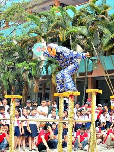 Hàng ngàn trẻ em háo hức xem các "ông Lân" tranh tài - 10 Hàng ngàn trẻ em háo hức xem các "ông Lân" tranh tài - 10