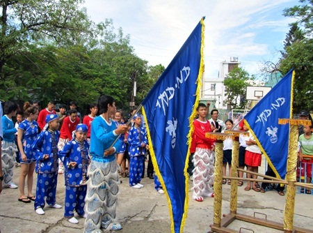 Hàng ngàn trẻ em háo hức xem các "ông Lân" tranh tài - 1 Hàng ngàn trẻ em háo hức xem các "ông Lân" tranh tài - 1