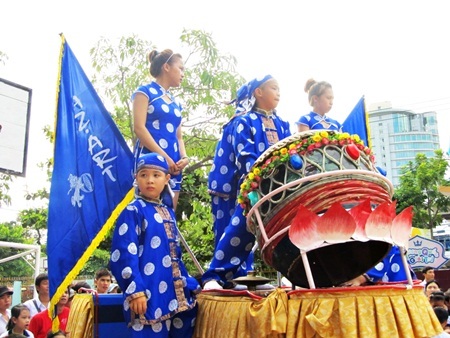 Hàng ngàn trẻ em háo hức xem các "ông Lân" tranh tài - 2 Hàng ngàn trẻ em háo hức xem các "ông Lân" tranh tài - 2