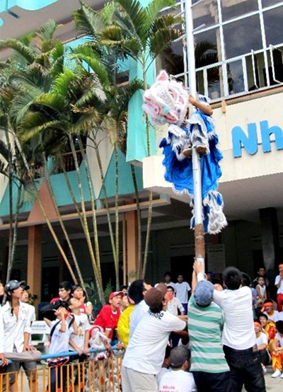 Hàng ngàn trẻ em háo hức xem các "ông Lân" tranh tài - 3 Hàng ngàn trẻ em háo hức xem các "ông Lân" tranh tài - 3