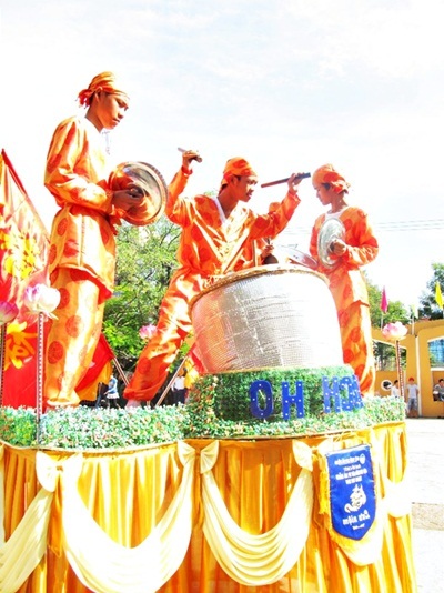 Hàng ngàn trẻ em háo hức xem các "ông Lân" tranh tài - 4 Hàng ngàn trẻ em háo hức xem các "ông Lân" tranh tài - 4