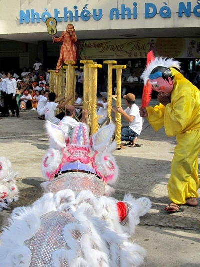 Hàng ngàn trẻ em háo hức xem các "ông Lân" tranh tài - 6 Hàng ngàn trẻ em háo hức xem các "ông Lân" tranh tài - 6