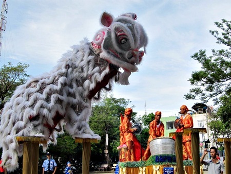 Hàng ngàn trẻ em háo hức xem các "ông Lân" tranh tài - 7 Hàng ngàn trẻ em háo hức xem các "ông Lân" tranh tài - 7