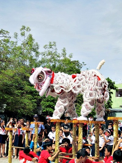Hàng ngàn trẻ em háo hức xem các "ông Lân" tranh tài - 8 Hàng ngàn trẻ em háo hức xem các "ông Lân" tranh tài - 8