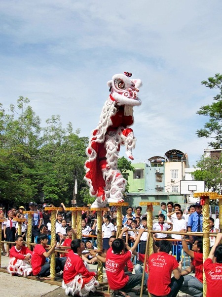 Hàng ngàn trẻ em háo hức xem các "ông Lân" tranh tài - 9 Hàng ngàn trẻ em háo hức xem các "ông Lân" tranh tài - 9