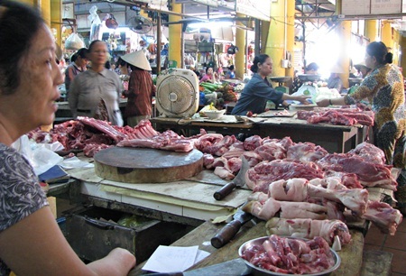 Trữ 30 tấn thịt heo bình ổn thị trường Tết - 1