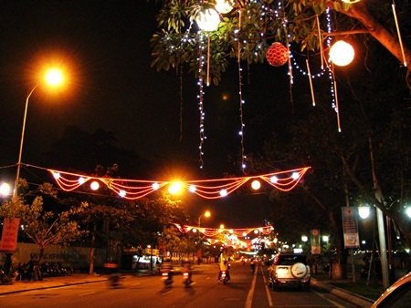 Chi 5 tỉ đồng trang trí điện chiếu sáng Tết Nguyên đán - 2