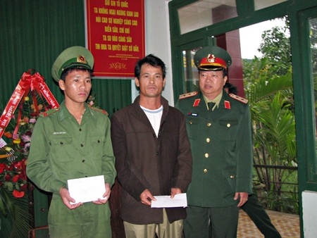  Thưởng nóng các ngư dân tham gia cứu nạn    - 1