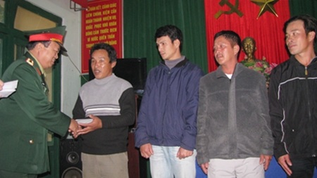  Thưởng nóng các ngư dân tham gia cứu nạn    - 2