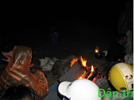 “Con ơi con ở đâu giữa mênh mông biển lạnh!” - 4