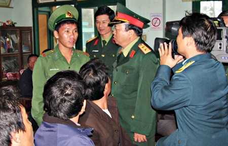 Trao tặng Huy hiệu “Tuổi trẻ dũng cảm” cho binh nhất dũng cảm cứu người - 1