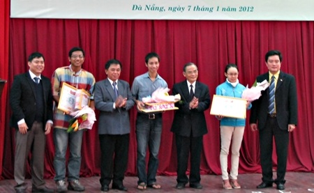 Trao giải thưởng “Thắp sáng ý tưởng kinh doanh” cho SV - 1