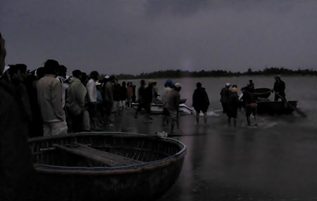 Suốt đêm tìm kiếm, ngóng tin người mất tích - 3