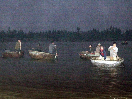 Suốt đêm tìm kiếm, ngóng tin người mất tích - 2