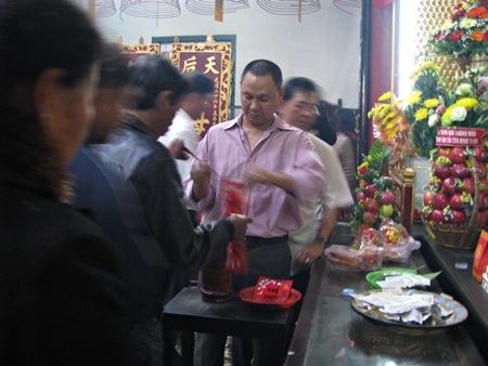 “Rồng rắn” đội nắng xin lộc, xin xăm - 10