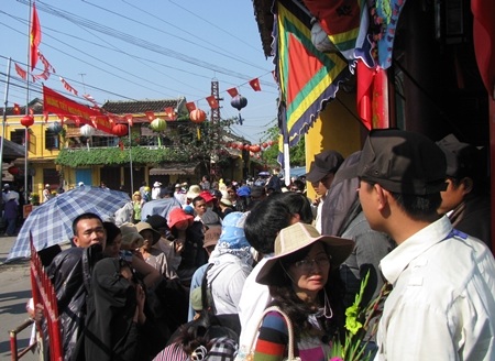 “Rồng rắn” đội nắng xin lộc, xin xăm - 1