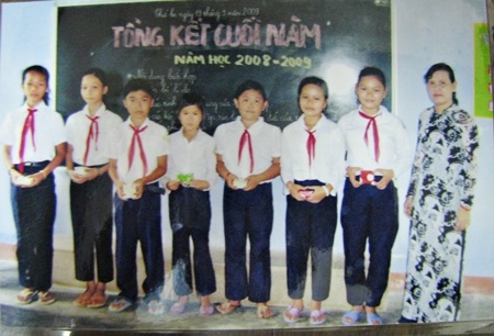 Cô giáo về hưu băng rừng, vượt đèo đến với học trò