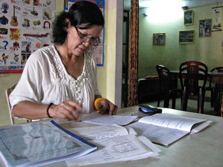 Cô giáo về hưu băng rừng, vượt đèo đến với học trò