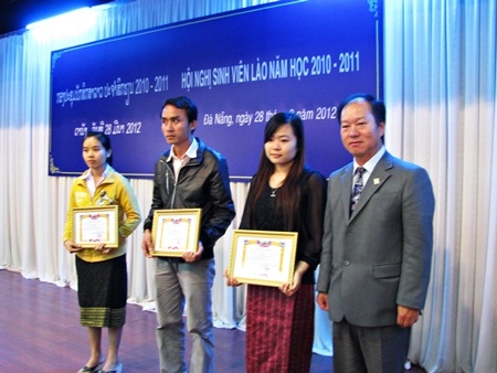 Khen thưởng SV Lào xuất sắc tại các trường miền Trung Việt Nam