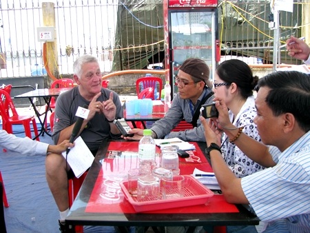 Hàng tấn pháo hoa đã tập kết về cầu cảng sông Hàn