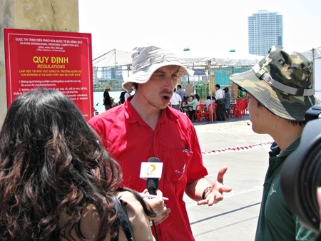 Hàng tấn pháo hoa đã tập kết về cầu cảng sông Hàn