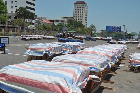 Hàng tấn pháo hoa đã tập kết về cầu cảng sông Hàn