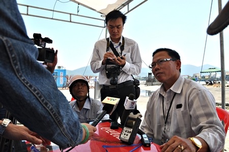 Hàng tấn pháo hoa đã tập kết về cầu cảng sông Hàn