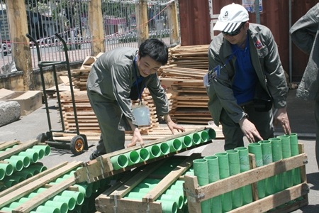 Hàng tấn pháo hoa đã tập kết về cầu cảng sông Hàn