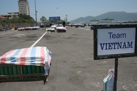 Hàng tấn pháo hoa đã tập kết về cầu cảng sông Hàn