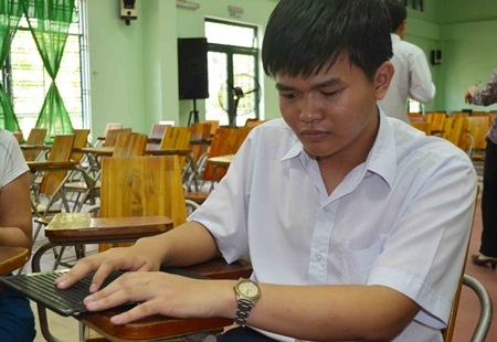 Cảm phục thí sinh khiếm thị quyết tâm tự thi đỗ vào đại học - 3 Thầy Nguyễn Duy Quy dẫn em Nhật vào phòng làm thủ tục dự thi