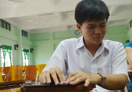 Cảm phục thí sinh khiếm thị quyết tâm tự thi đỗ vào đại học - 1 Cảm phục thí sinh khiếm thị quyết tâm tự thi đỗ vào đại học