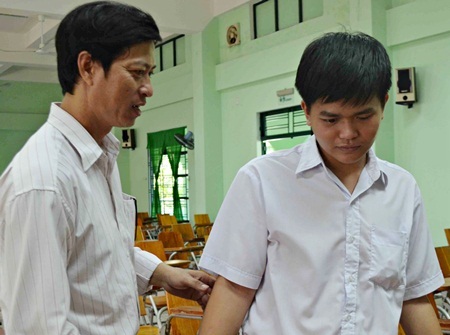 Cảm phục thí sinh khiếm thị quyết tâm tự thi đỗ vào đại học - 2 Thầy Nguyễn Duy Quy dẫn em Nhật vào phòng làm thủ tục dự thi