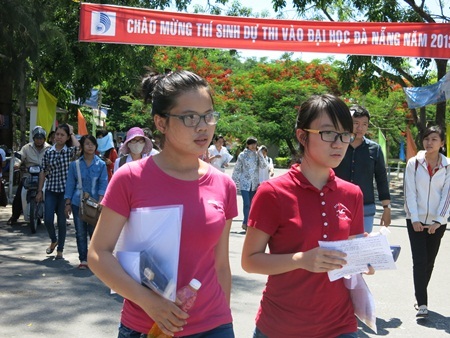 Các thí sinh thi khối A vào ĐH Đà Nẵng vừa hoàn tất buổi thi môn Toán.