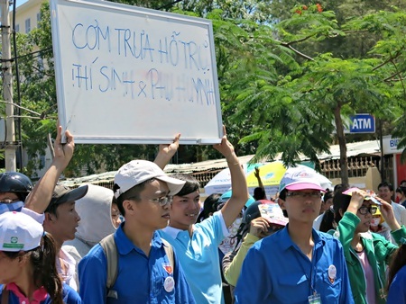 Các tình nguyện viên đón thí sinh với thông báo hỗ trợ cơm trưa miễn phí