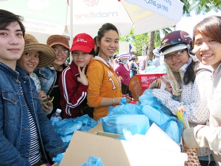 Các suất cơm trưa được đóng hoppj sạch sẽ, tươm tất chờ trao tay thí sinh và phụ huynh