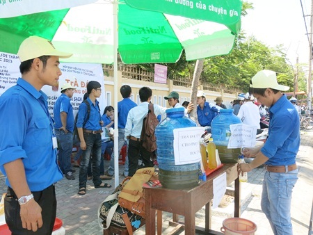 Trà đá, nước uống đóng chai miễn phí cũng sẵn có phục vụ thí sinh và phụ huynh