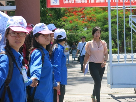Hàng rào tình nguyện viên giữ an toàn giao thông trước cổng trường khi thí sinh tan buổi thi