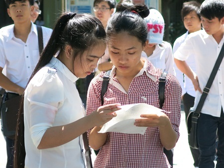 Trao đổi về đề thi môn Toán, các thí sinh cho rằng câu số 6 quá khó. (Ảnh: Khánh Hiền).