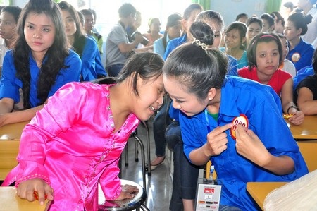 Thí sinh hoa hậu Việt Nam thăm nạn nhân chất độc da cam và người có công - 7 “Đây là số báo danh của chị, em nhớ ủng hộ chị nhé”