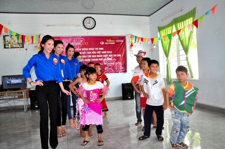 Thí sinh hoa hậu Việt Nam thăm nạn nhân chất độc da cam và người có công - 8 Thí sinh cùng với các em trình diễn thời trang do các em tự thiết kế