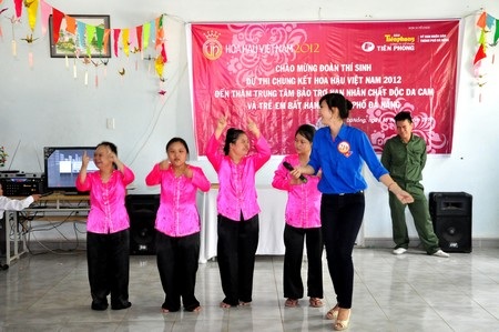 Thí sinh hoa hậu Việt Nam thăm nạn nhân chất độc da cam và người có công - 10 Cùng nhau múa hát với các em nạn nhân da cam