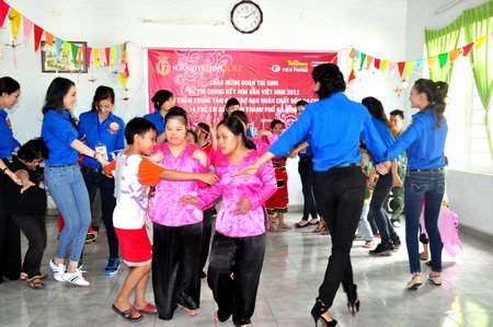 Thí sinh hoa hậu Việt Nam thăm nạn nhân chất độc da cam và người có công - 11 Cùng nhau múa hát với các em nạn nhân da cam