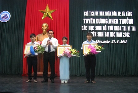Đà Nẵng khen thưởng 17 thủ khoa ĐH